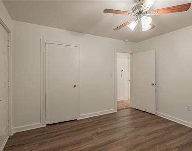 1015 Avenue J - Photo Thumbnail 11