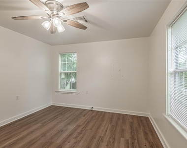 1015 Avenue J - Photo Thumbnail 16