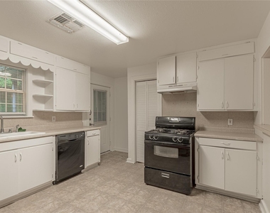 1015 Avenue J - Photo Thumbnail 6