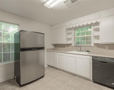 1015 Avenue J - Photo Thumbnail 7