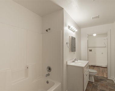 1015 Avenue J - Photo Thumbnail 12