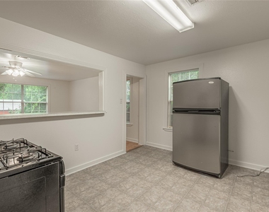 1015 Avenue J - Photo Thumbnail 8
