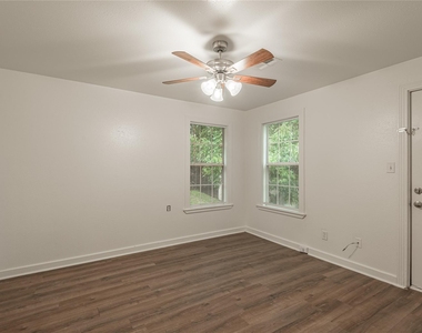 1015 Avenue J - Photo Thumbnail 9
