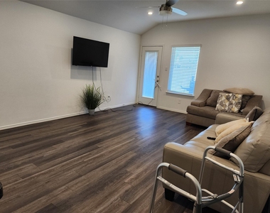 5203 Mossdale Bluff Lane - Photo Thumbnail 10