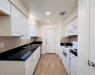 17014 Forest Bend Avenue - Photo Thumbnail 12