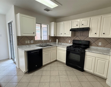 19511 Dawn Canyon Road - Photo Thumbnail 4