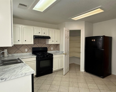 19511 Dawn Canyon Road - Photo Thumbnail 2