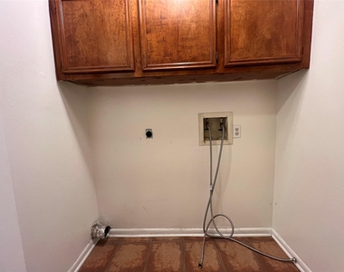 3008 Manor Lane - Photo Thumbnail 10
