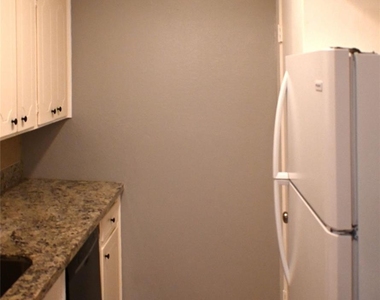 2101 Fountain View Drive - Photo Thumbnail 8