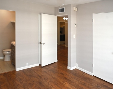 2101 Fountain View Drive - Photo Thumbnail 10
