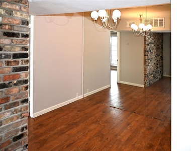2101 Fountain View Drive - Photo Thumbnail 4