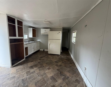 914 Queenswood - Photo Thumbnail 2