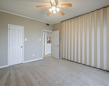 351 Lakeside Lane - Photo Thumbnail 14