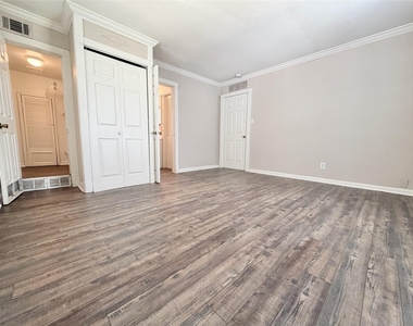 218 W 15th Street - Photo Thumbnail 17