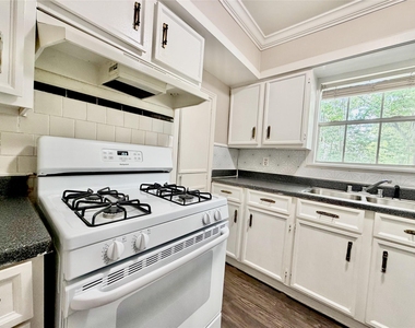 218 W 15th Street - Photo Thumbnail 6