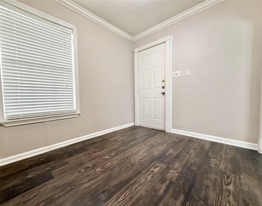 218 W 15th Street - Photo Thumbnail 3