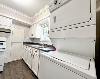 218 W 15th Street - Photo Thumbnail 5