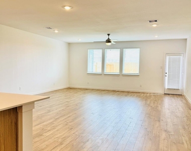 3511 Blackbird Ln - Photo Thumbnail 2