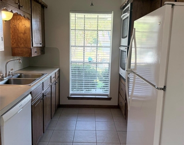 10106 Antrim Lane - Photo Thumbnail 4