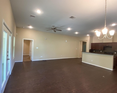 618 Shady Lake Drive - Photo Thumbnail 3