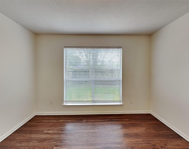 9220 Mahan Drive - Photo Thumbnail 4