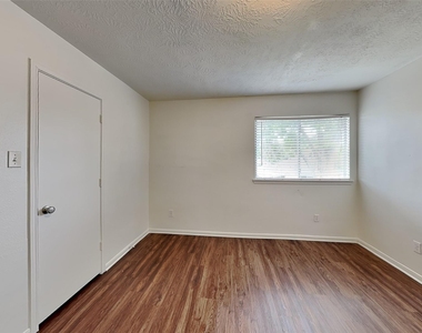 9220 Mahan Drive - Photo Thumbnail 13