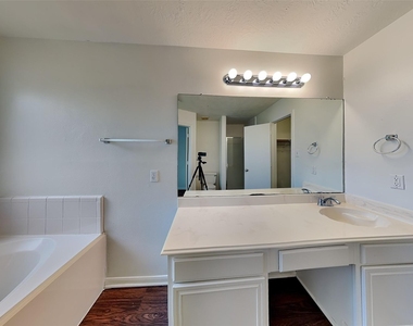 9220 Mahan Drive - Photo Thumbnail 8