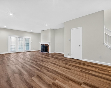 5916 Woodway Place Court - Photo Thumbnail 2