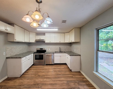 4914 Higgins Street - Photo Thumbnail 3