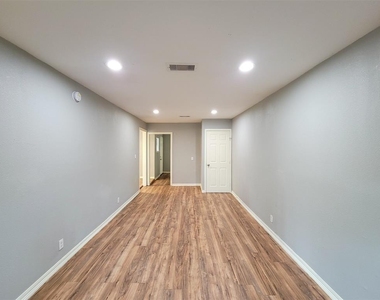4914 Higgins Street - Photo Thumbnail 6