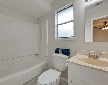 18726 Shannon Glen Lane - Photo Thumbnail 10