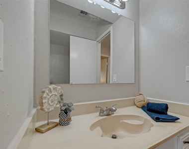 18726 Shannon Glen Lane - Photo Thumbnail 16