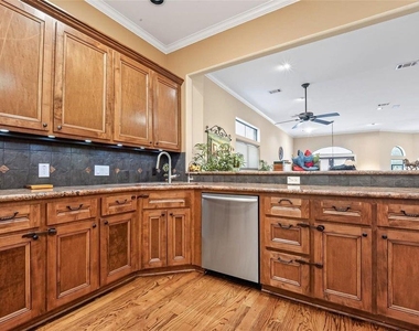 2334 Camden Drive - Photo Thumbnail 12