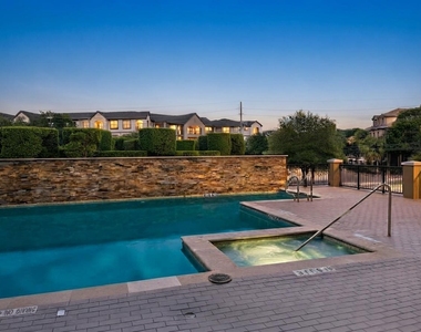 7575 Kirby Drive - Photo Thumbnail 23