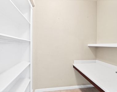 7575 Kirby Drive - Photo Thumbnail 18