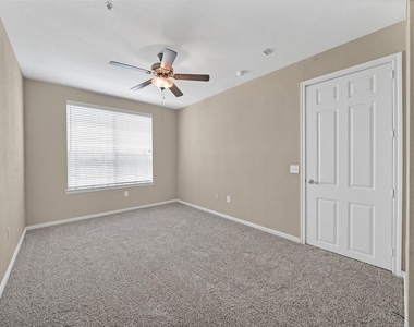 7575 Kirby Drive - Photo Thumbnail 10