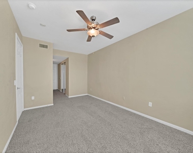 7575 Kirby Drive - Photo Thumbnail 11