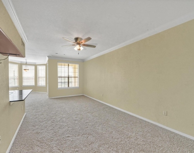 7575 Kirby Drive - Photo Thumbnail 4