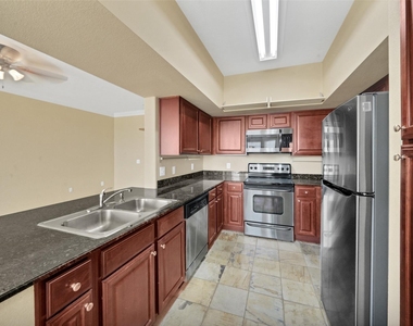 7575 Kirby Drive - Photo Thumbnail 7