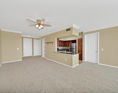 7575 Kirby Drive - Photo Thumbnail 5