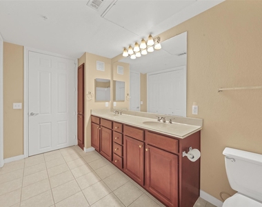 7575 Kirby Drive - Photo Thumbnail 17