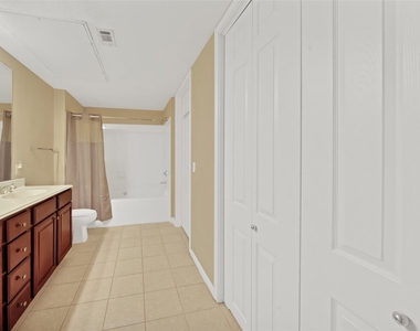 7575 Kirby Drive - Photo Thumbnail 15