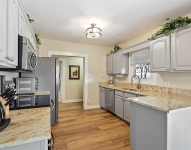 1002 W Indiana Avenue - Photo Thumbnail 9