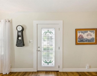 1002 W Indiana Avenue - Photo Thumbnail 2
