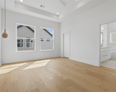 904 Kern Street - Photo Thumbnail 4
