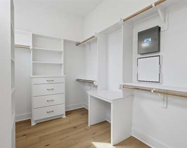 904 Kern Street - Photo Thumbnail 7