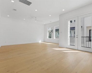 904 Kern Street - Photo Thumbnail 1