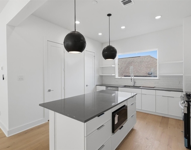 904 Kern Street - Photo Thumbnail 2