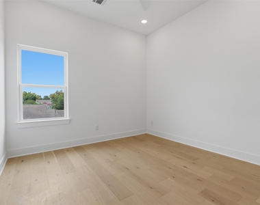 904 Kern Street - Photo Thumbnail 8