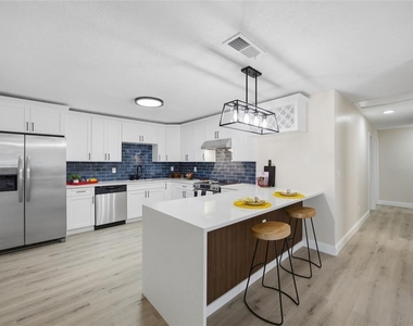 920 W Candlewood Avenue - Photo Thumbnail 11